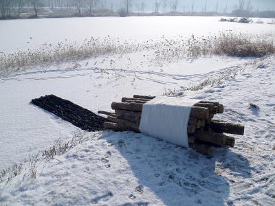 Time in Progress 2012, Wood (Logs), Charcoal, Cotton, 90 x 90 x 700 cm